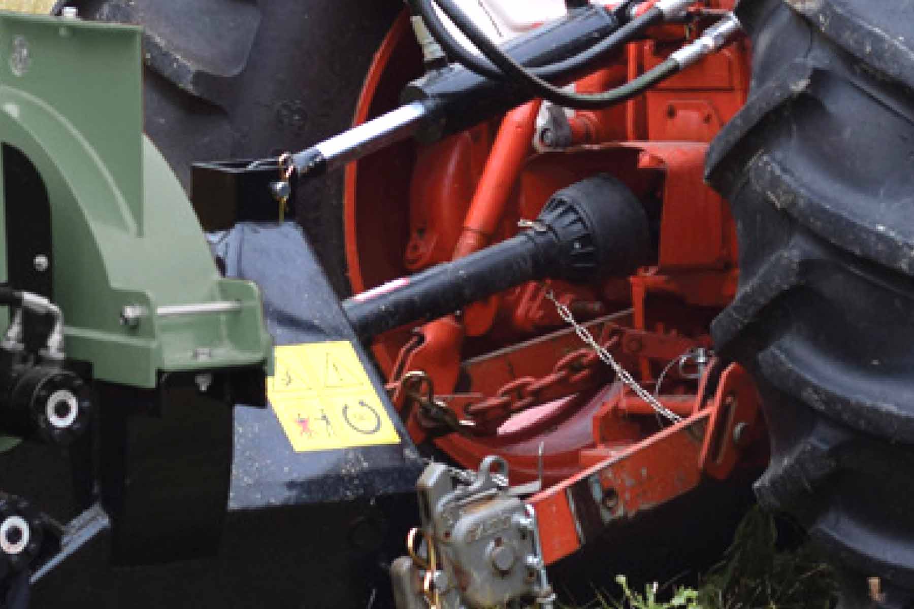 Forestline DH8 8" PTO Wood Chipper with Dual Hydraulic In-feed - Image 8